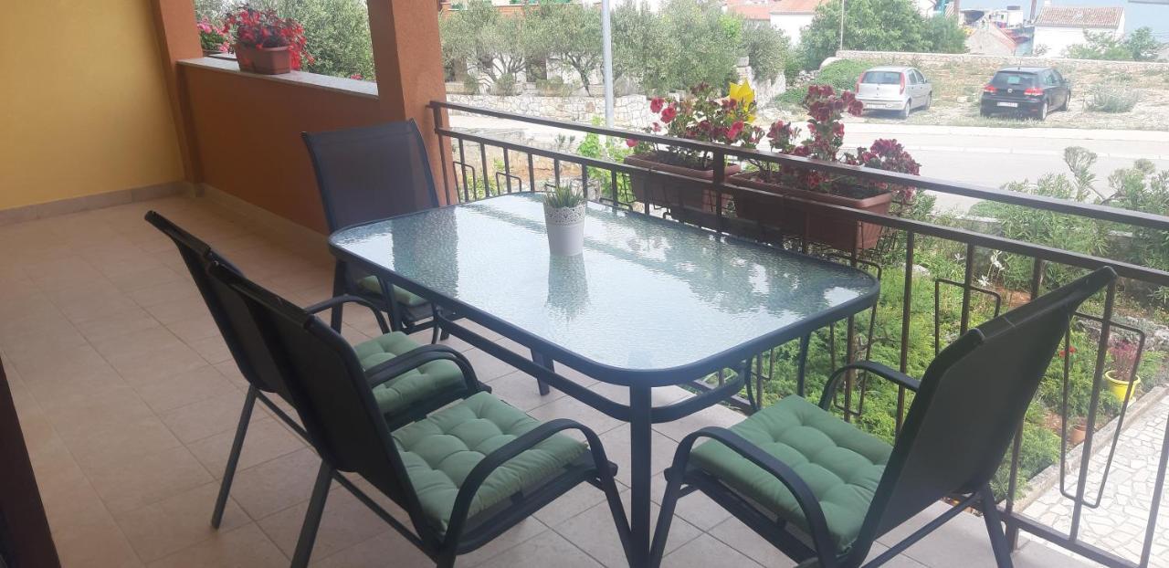 Apartmani Ana Cres Exterior photo