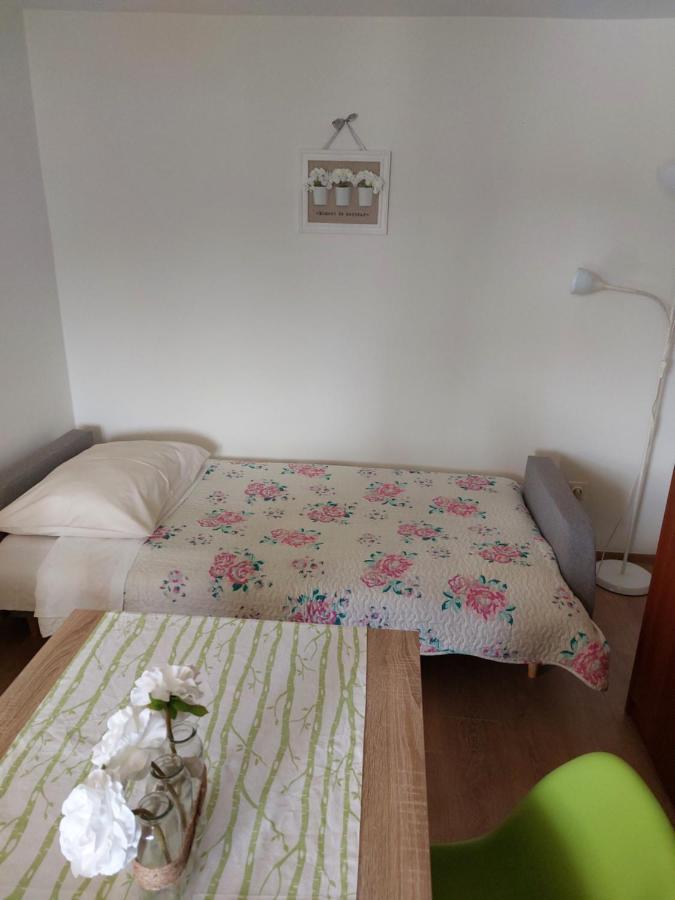 Apartmani Ana Cres Exterior photo