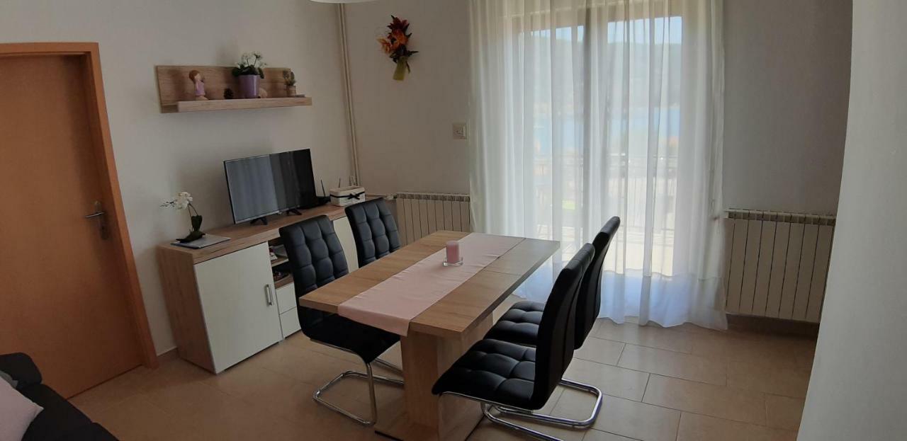 Apartmani Ana Cres Exterior photo