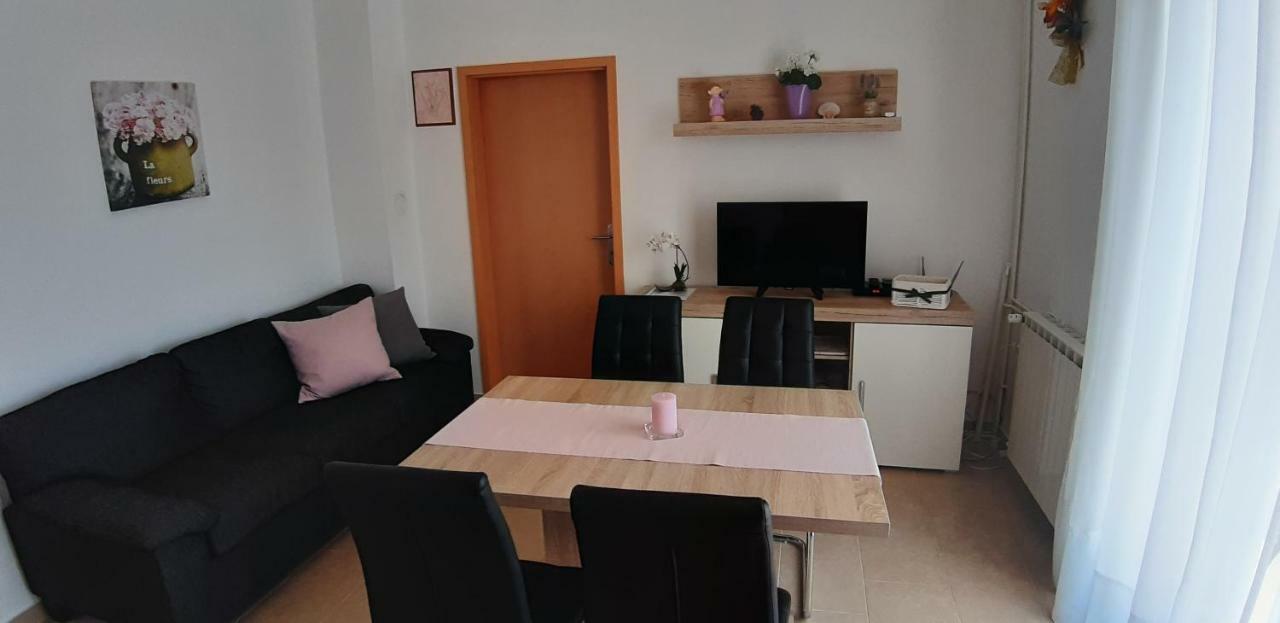Apartmani Ana Cres Exterior photo
