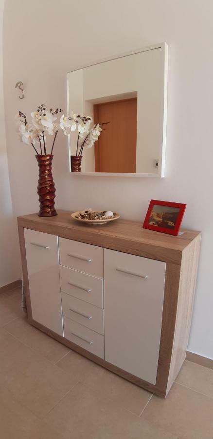 Apartmani Ana Cres Exterior photo